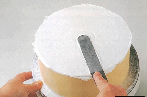 Создание идеально ровного слоя на поверхности торта плоским ножом