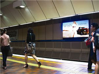 Один из 34 светодиодных рекламных экранов в метро Мельбурна