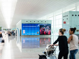 Видеостена JCDecaux в аэропорте Барселоны