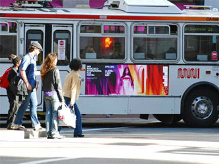 Рекламный светодиодный экран на борту автобуса