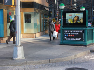 Рекламная LCD панель у входа в нью-йоркское метро