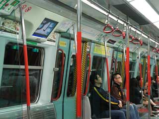 Рекламная LCD панель в вагоне пекинского метро