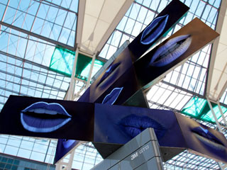 Рекламный светодиодный экран Meta Twist Tower в мюнхенском аэропорте