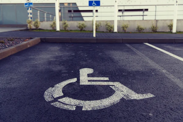 Дорожный знак парковки для инвалидов на открытом воздухе — стоковое фото