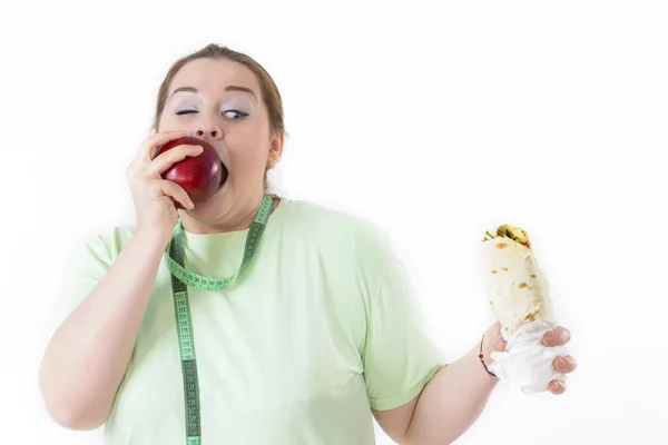 Тучный женщина, пытаются питаться здоровой — стоковое фото