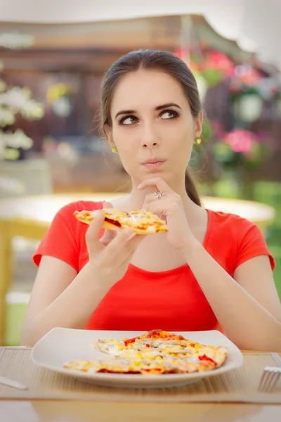 Молодая женщина, думая о еде пицца на диете — стоковое фото