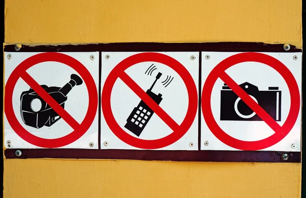 Знаки, запрещающие фотографии, снимать видео и использования мобильных ЖК — стоковое фото