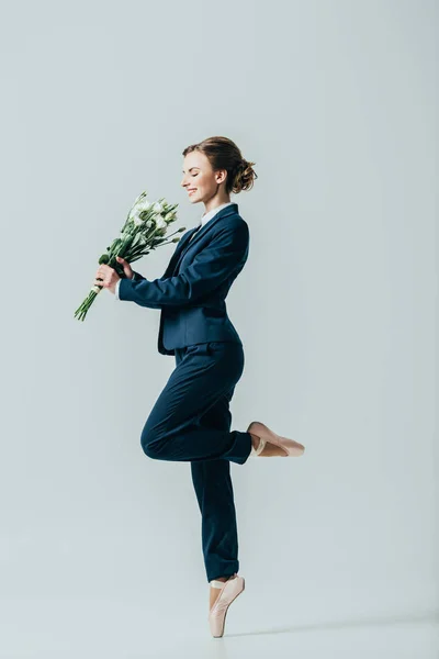 Счастливый Предприниматель Костюме Балета Обувь Букетом Цветов Изолированные Серый — стоковое фото
