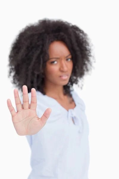 Молодой злой женщине, делая знак стоп рука — стоковое фото